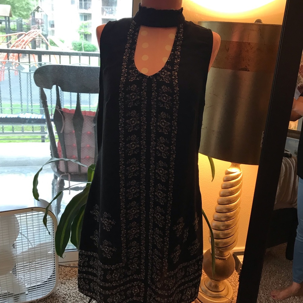 Halter/keyhole neck line tee